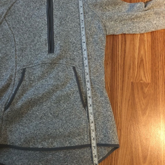 Size 2 women’s Lululemon pull over - Picture 5 of 6